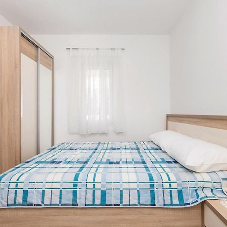 Lovely Apartment In Mandre With Wifi Bagian luar foto