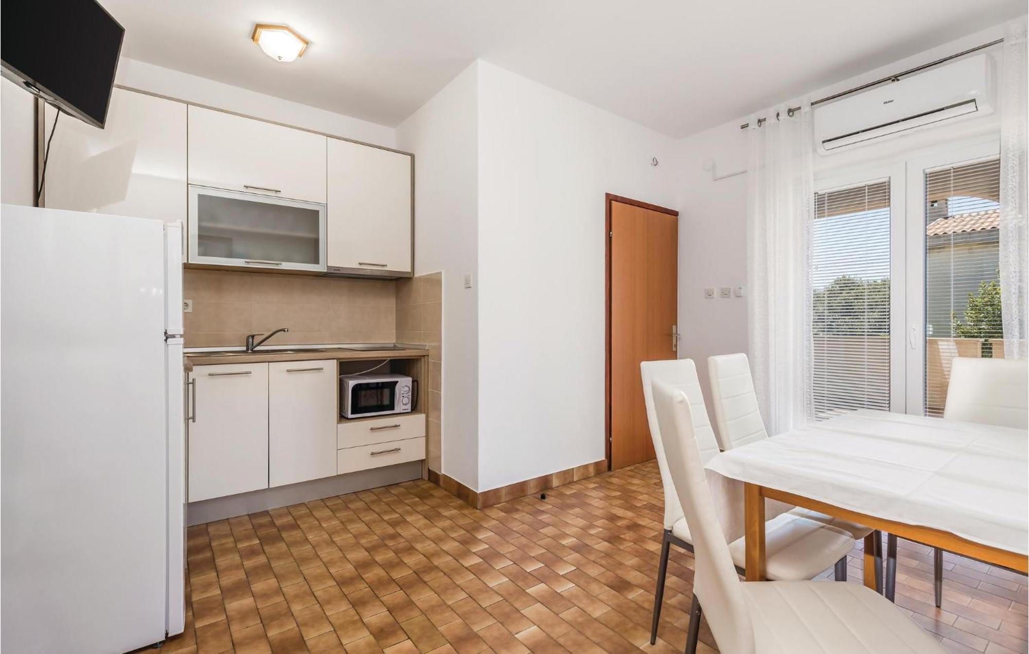 Lovely Apartment In Mandre With Wifi Bagian luar foto